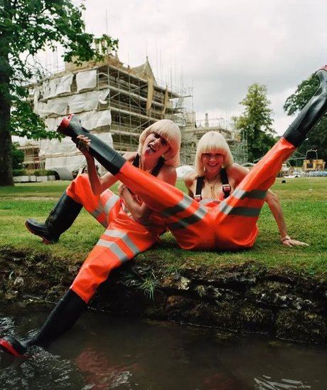 Cara Delevingne sexy actress pictures