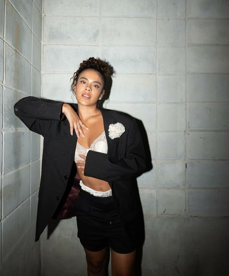 Bella Campos pretty actress photo