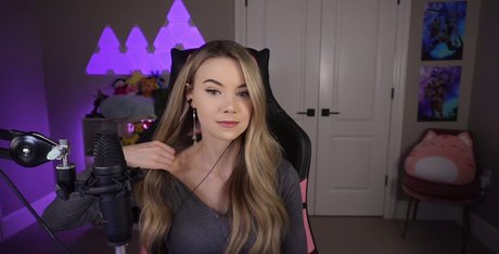 Dizzykitten pretty model pic