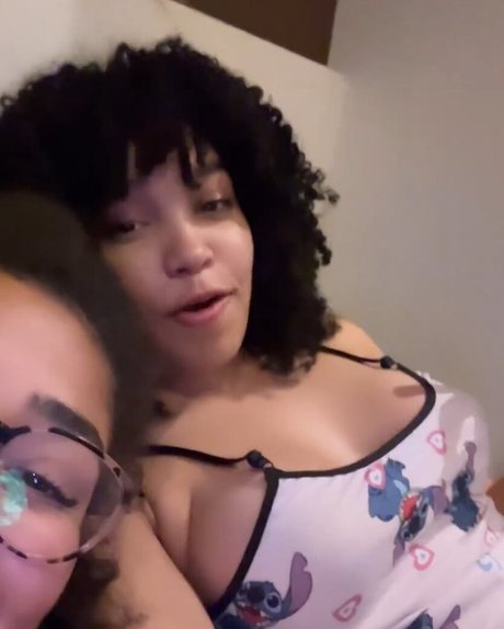 Marycuriell model top picture