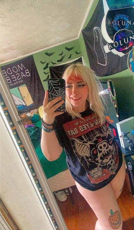 lvngdedgrl star erotic photo