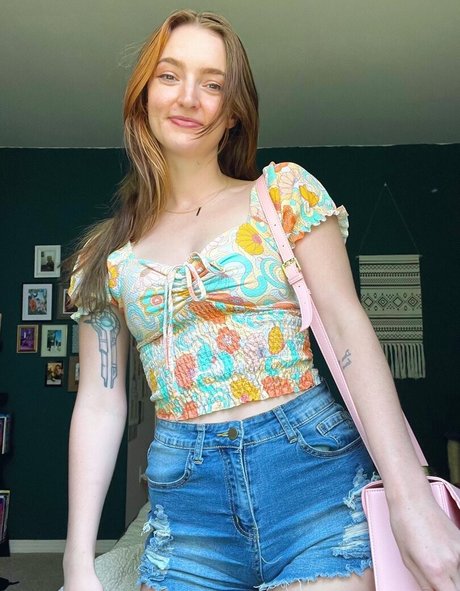 Littlesiha sexy model gallery