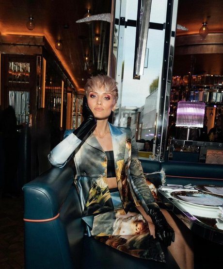 Wallis Day erotic model gallery