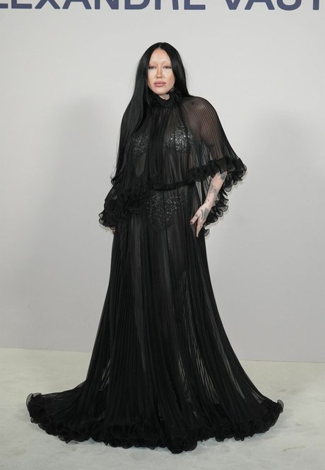 Noah Cyrus sexy actress img