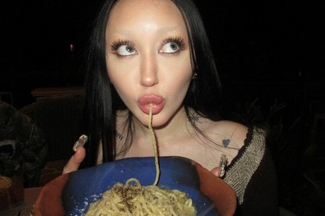 Noah Cyrus model art pics
