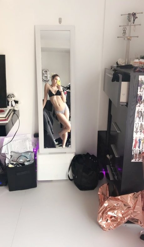 Noah Cyrus naked actress archive