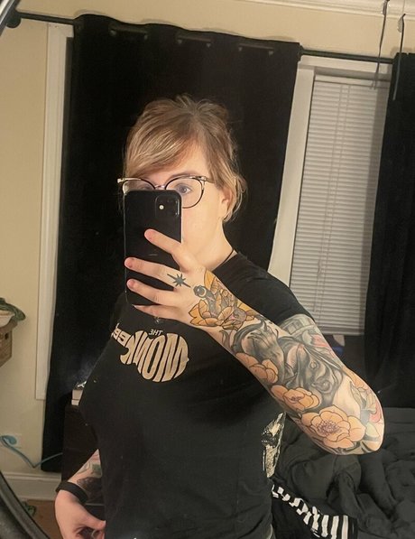 PushingUpRoses star naked photo