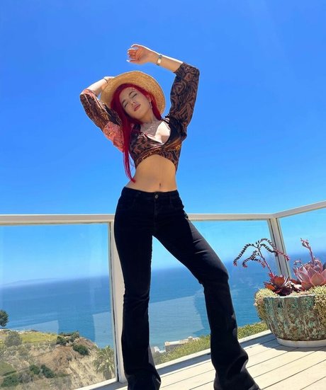 Ava Max xxx star image