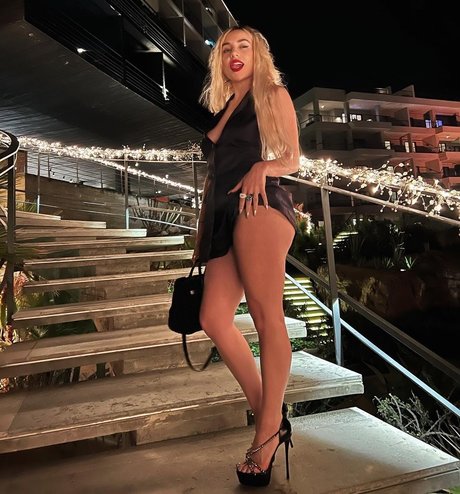 Ava Max perfect actress images