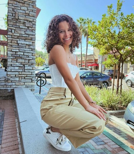 Gabriella Saraivah pretty model picture