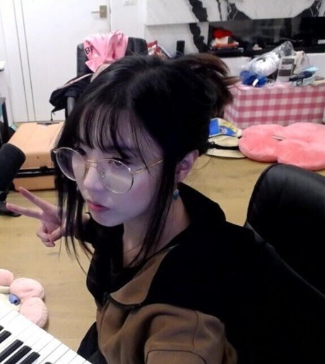 LilyPichu model perfect photo