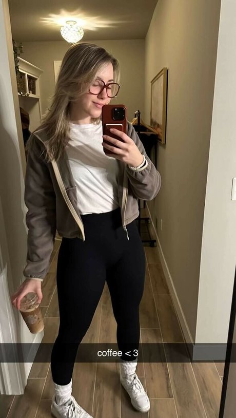 Pineapplebrat model pretty photo