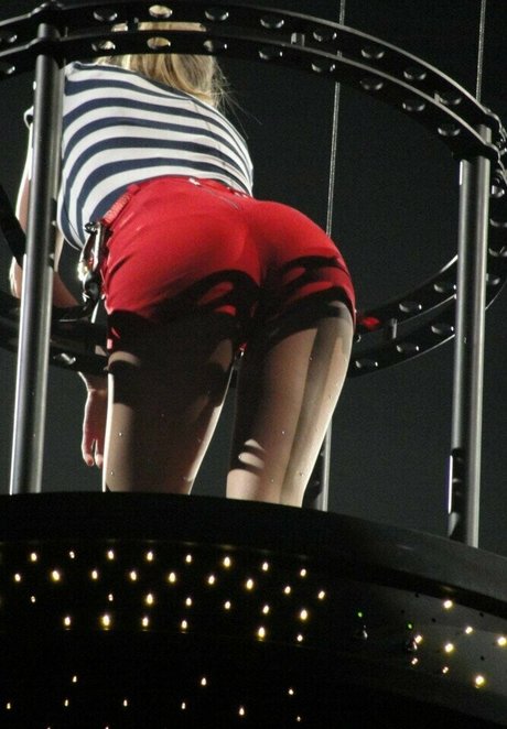 Taylor Swift sexy actress images