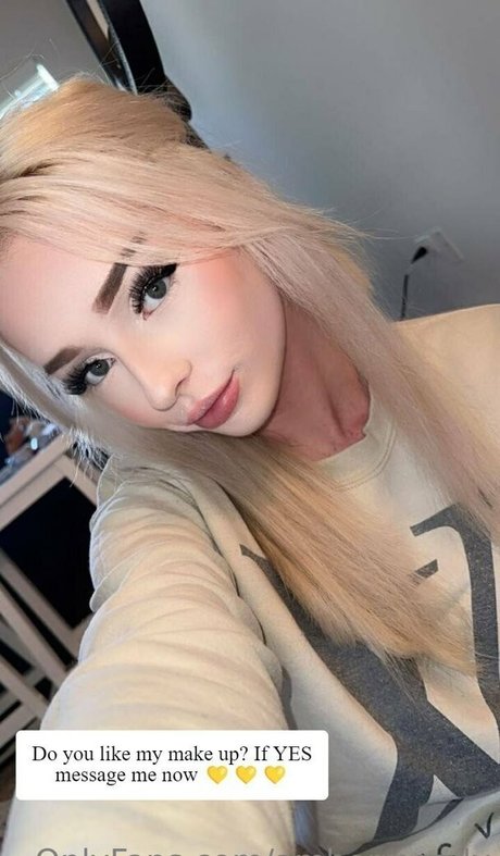 Ambermooody art model pic