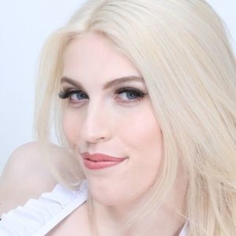 Izzy Wilde pretty model gallery