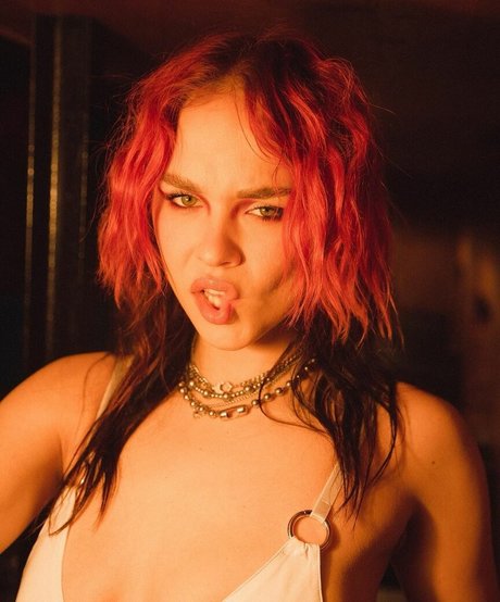 Taylor Upsahl erotic actress photo