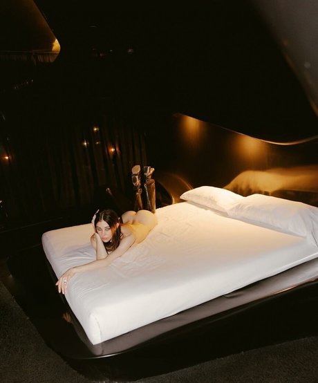 Caroline Polachek pornstar art photos