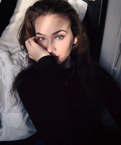 Caitlin Scott sex model photos