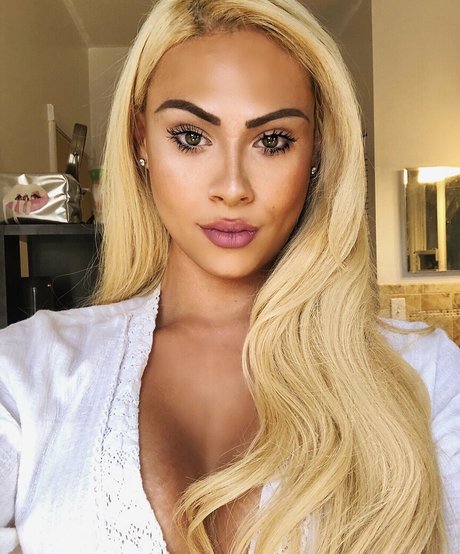 Angela Vanity naked pornstar img