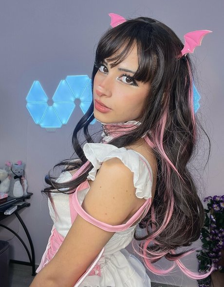 Lunaloveton nudes model pic