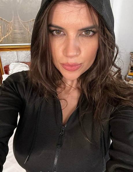 yasmineamory thumbnail