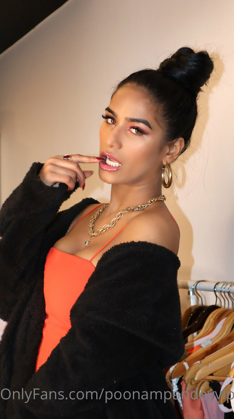 Poonam Pandey star pornographic images
