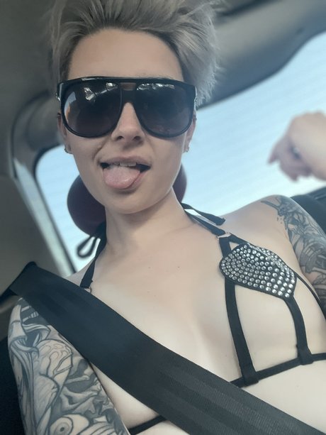 Poisonne model nice picture