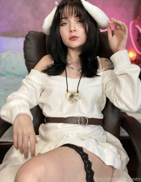 awondrr hot model image