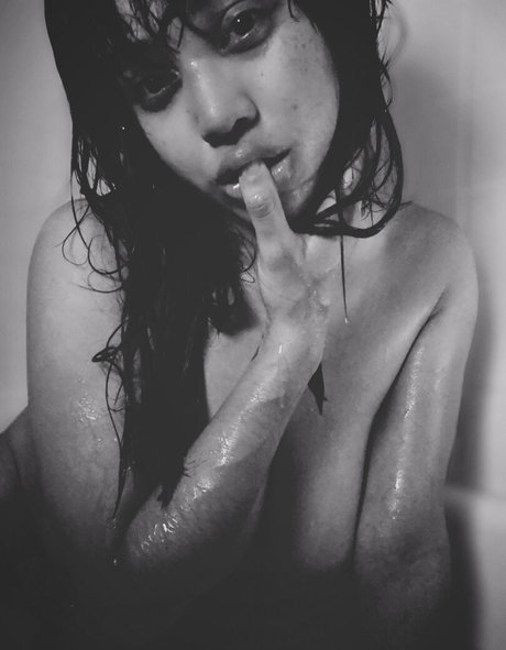 KissingHigh nice actress img