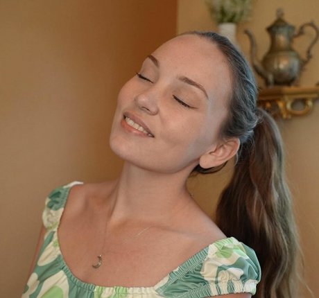 ASMR Darling model exclusive picture