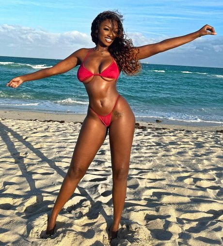 Elinda San naked actress pics