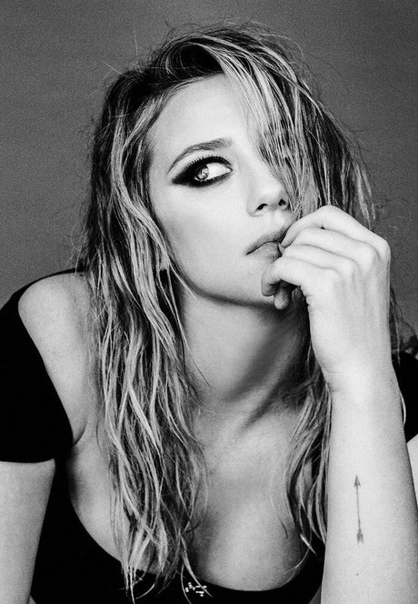 Lili Reinhart model sex images