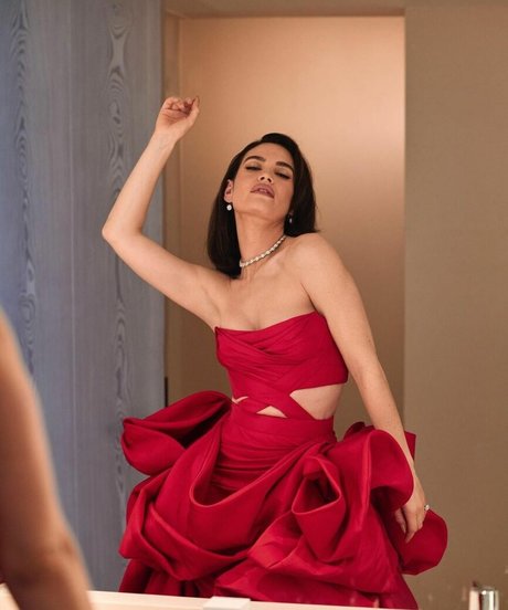 Lily James sexy star galleries