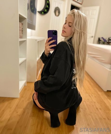 stasiaofficial naked model images