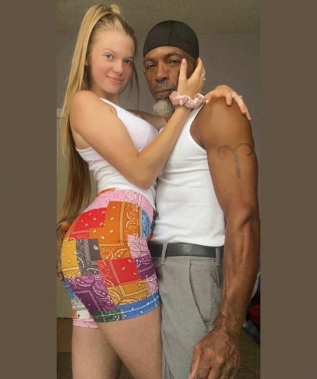 Unc Snowbunny sexy model img