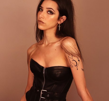 ASMR Glow model beautiful pic