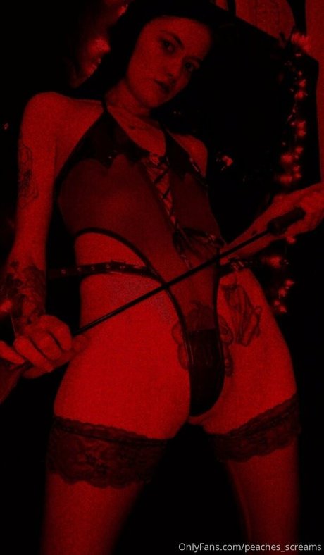 peacheyscreams hot actress image