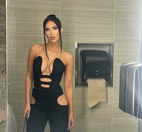 female asian onlyfans sexy picture