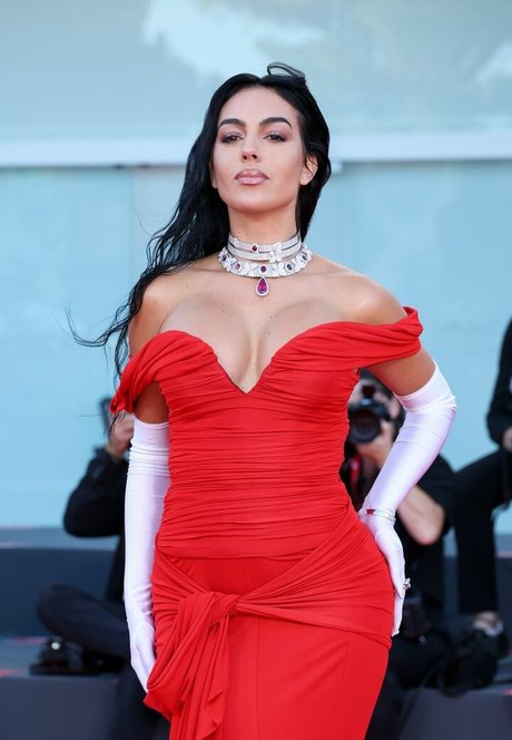 Georgina Rodriguez star erotic photos