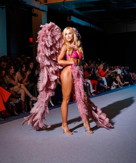 Danielle Moinet model free gallery