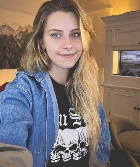 NoisyButters art model pics