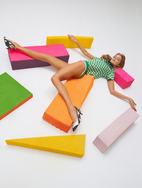 Samara Weaving model hot photos