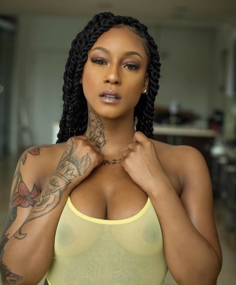 Mizz Twerksum model erotic pics
