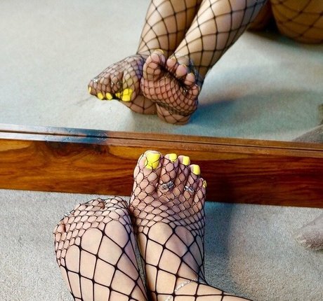 feetworthfollowing sex model image