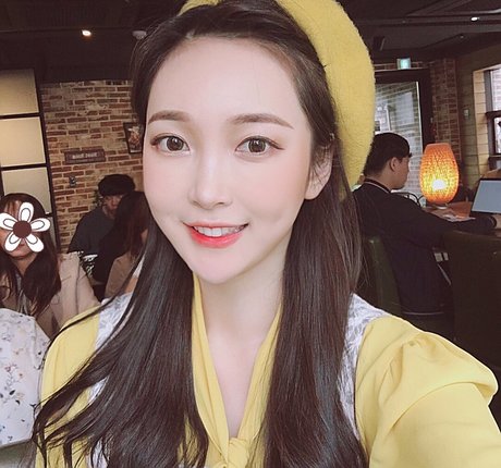 Eunzel ASMR model nude picture