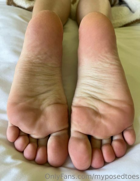 myposedtoes nude model photo