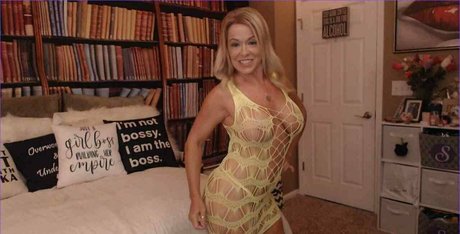 blonde curvy onlyfans sexy nude picture