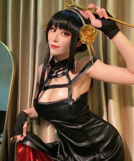 Larissa Rochefort art model pics