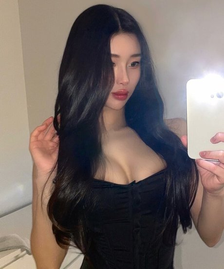 Mari Bambei high quality model images