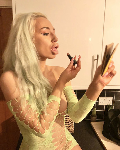 Bimbobrookelle nude model pic